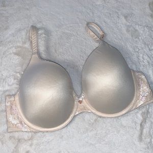 38D Victoria’s Secret Body by Victoria lightly lined bra